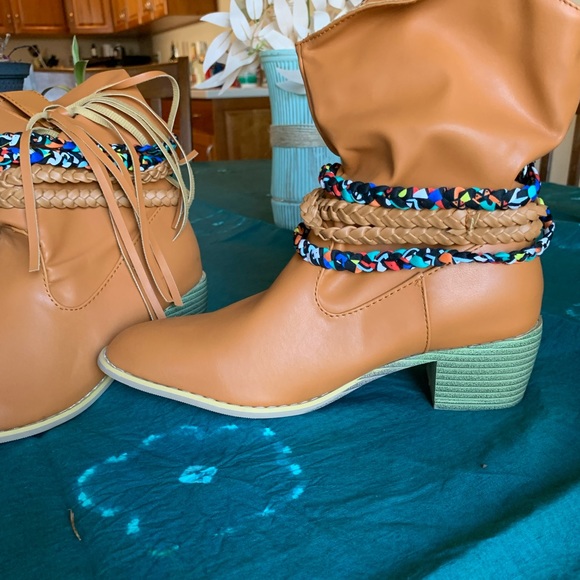 NWOB western, cowboy, boho booties. Never worn. Fashion Shoe House. Size 6. - Picture 3 of 6